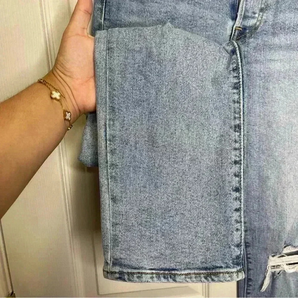 Levi’s Women’s Wedgie Straight Light Wash Distressed Jeans Sz 27 - Picture 5 of 10